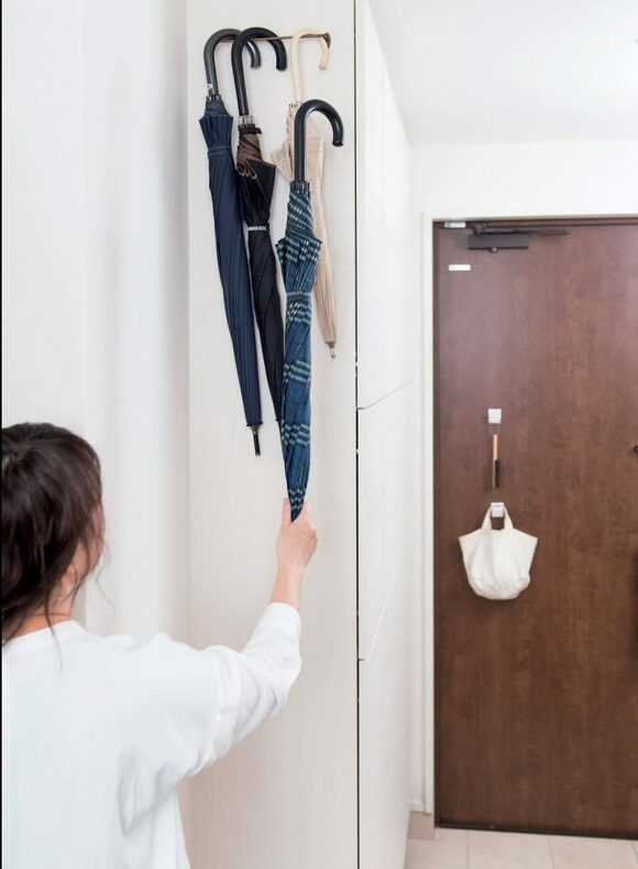 死角になる高い位置に 傘をつるして取りやすく