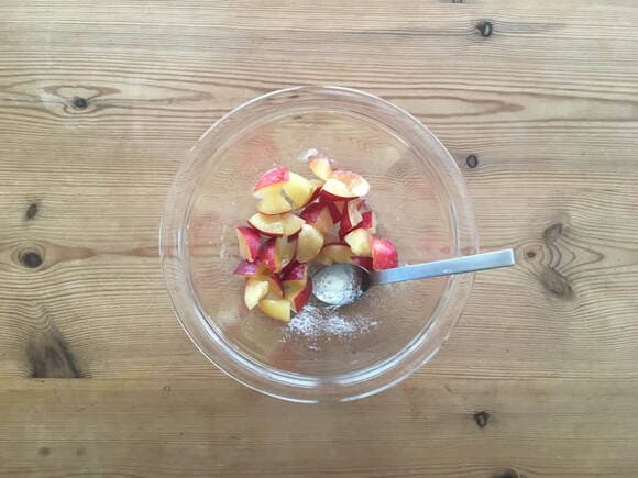 プラムを小さめに切る