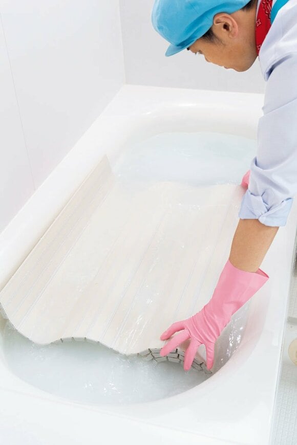 浴槽にフタを被せている様子