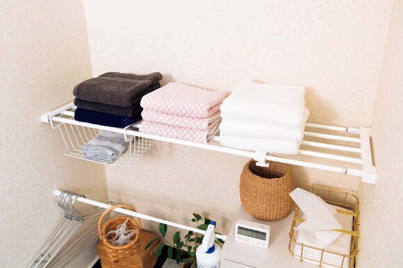 2段目のつっぱりラックの上にはタオルのストックを
