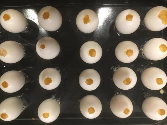 イースターピクニック用にエッグシェルケーキ