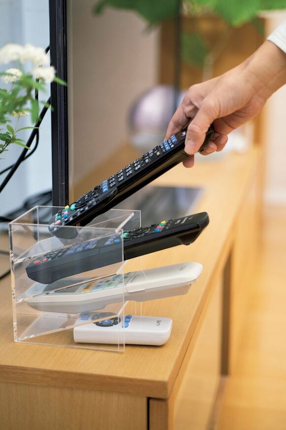 アクリルラックにリモコン