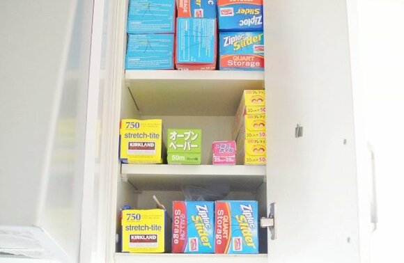 使うものの近くにストックを置いて、残量がひと目でわかるようにしています