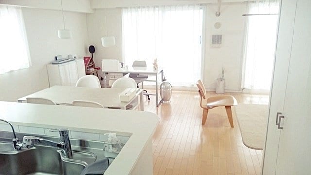 キッチンからリビング