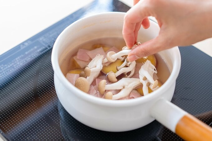 シメジとベーコン入れる