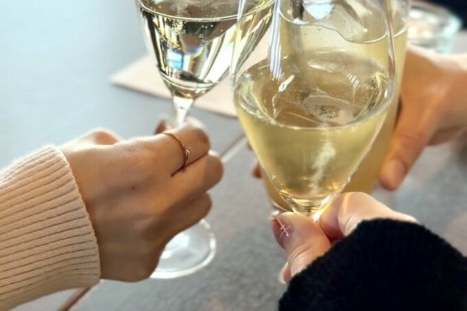 グラスワインを乾杯する様子
