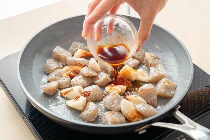 ちくわを加えて炒める