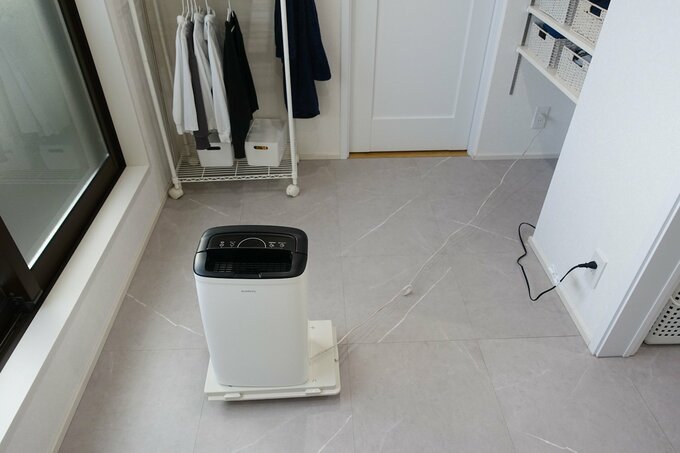 除湿機をキャスター台に乗せた様子