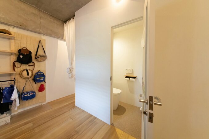 トイレはリビングとサブリビングの間仕切りにもなっている
