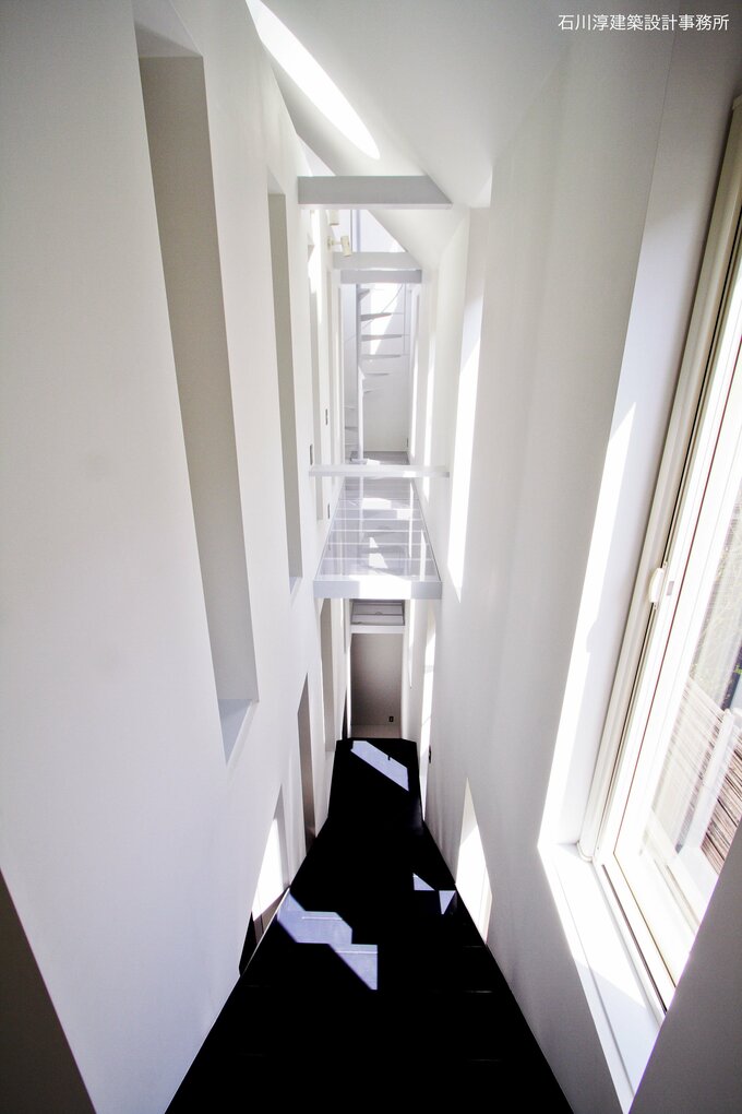 階段越しの外壁に窓がある