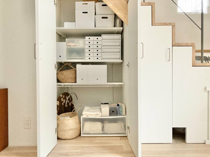 リビング階段の下はすべて収納スペースに