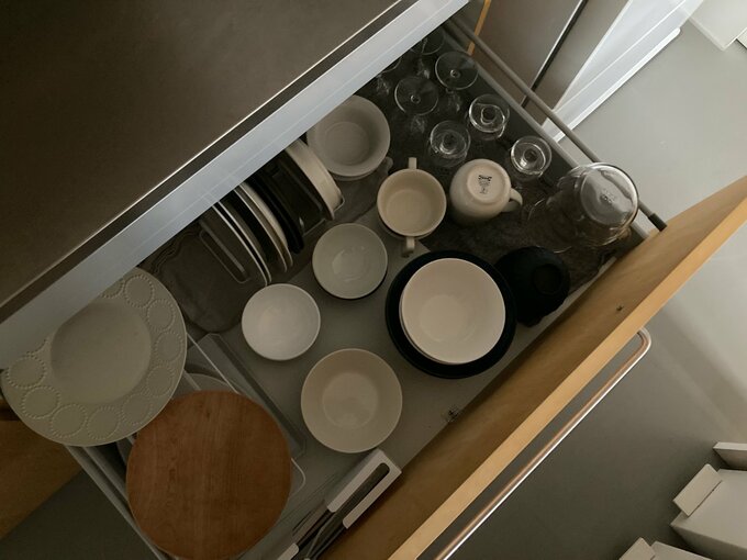 カップボードの引き出しに日常使いの食器を収納