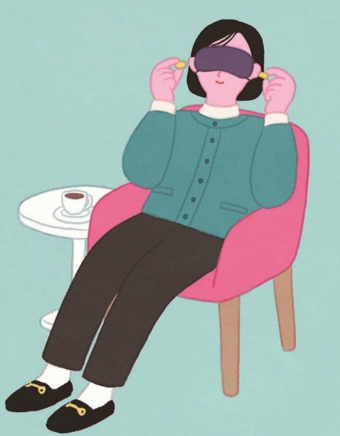 アイマスクをして休む女性