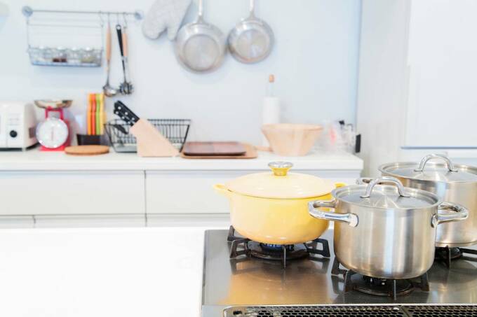 黄色鍋があるキッチン