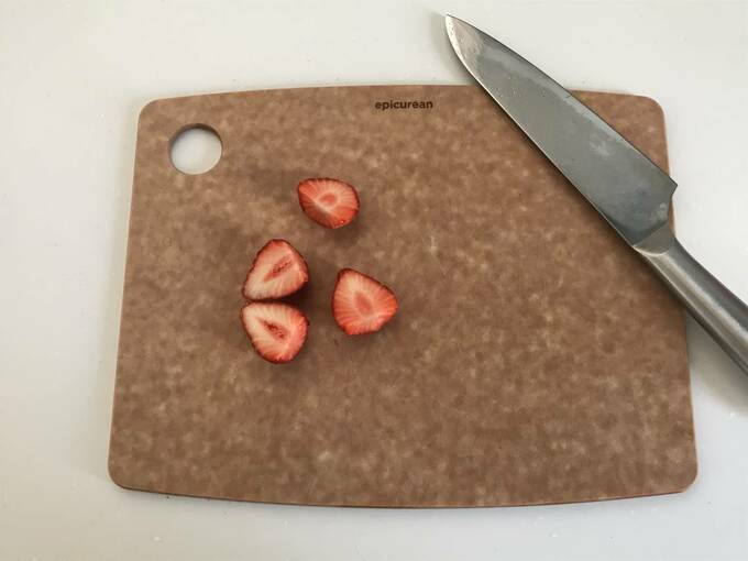 まな板にイチゴと包丁