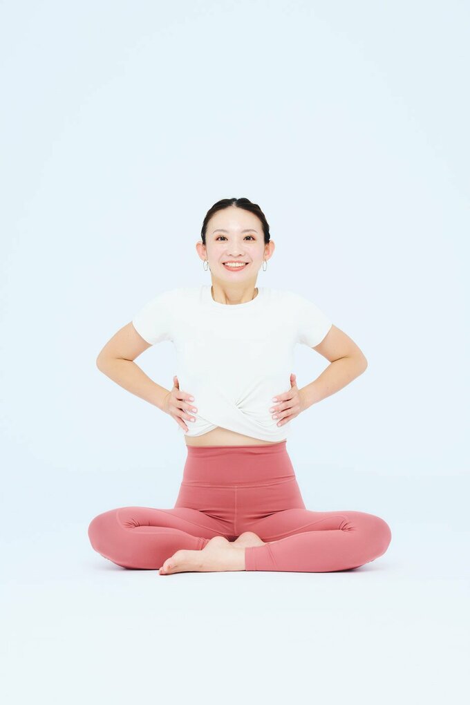 肋骨に手を添えて息を大きく吸う