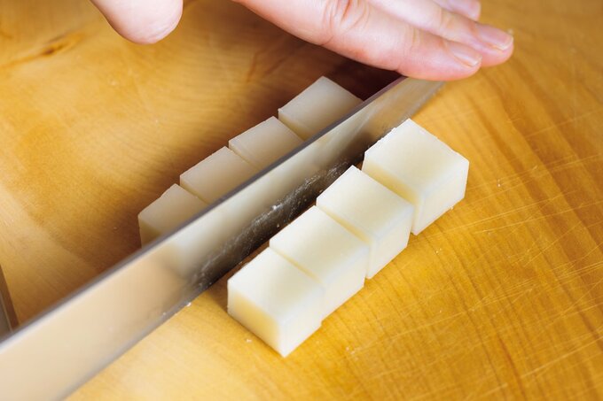 おもちを8等分に切る