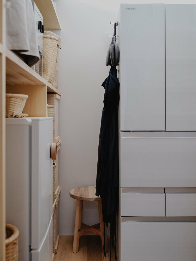 ミニ冷蔵庫（左）とメインの冷蔵庫（右）