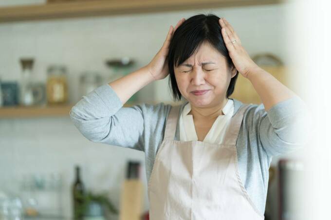 頭を抱える女性