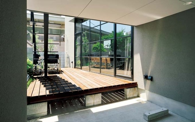 ガレージの奥にデッキ