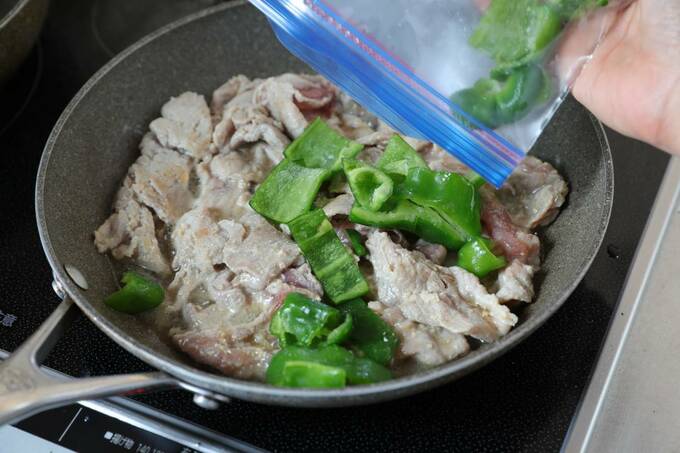 ピーマンを入れる