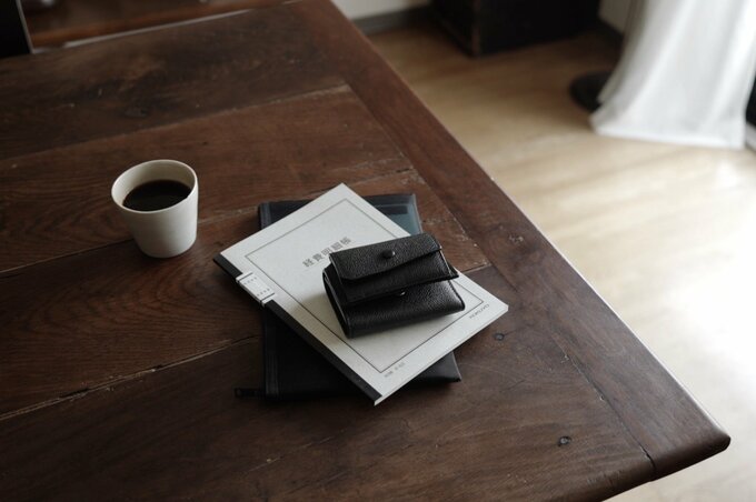 テーブルの上に資料がおかれている