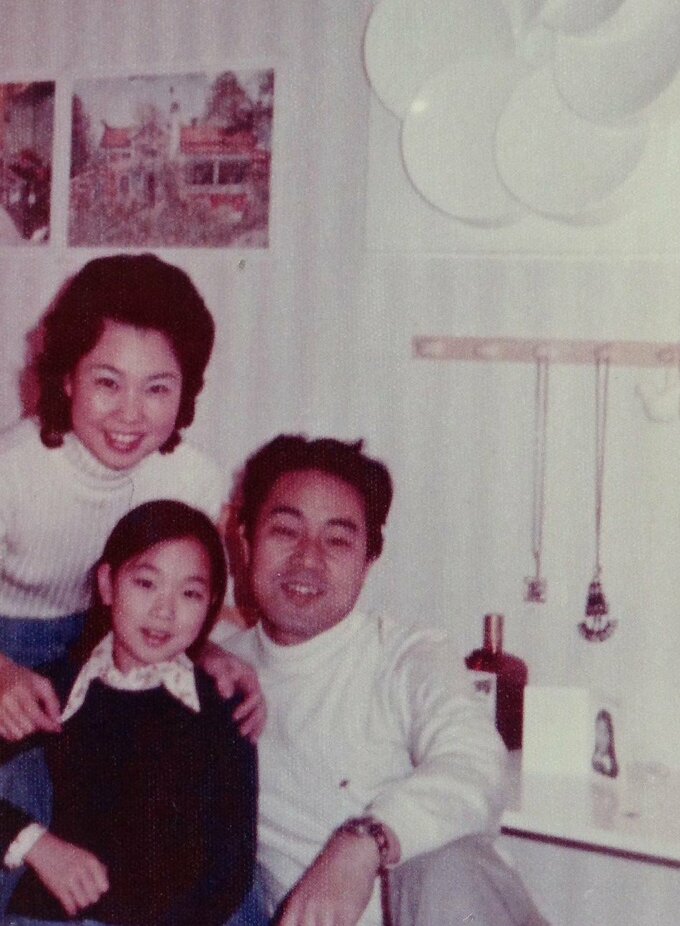 幼少期の川上麻衣子さんと両親