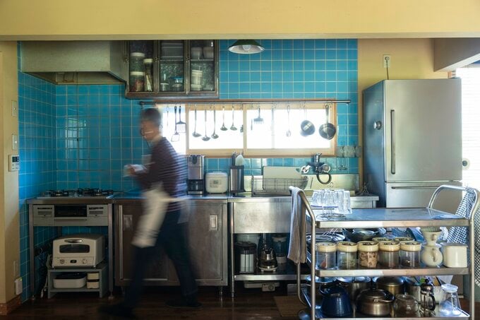 食事の支度をする徳田さん