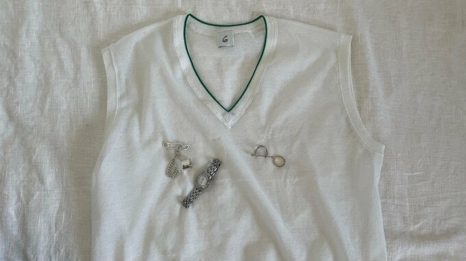 シアートップスのインナー選びや着こなし術