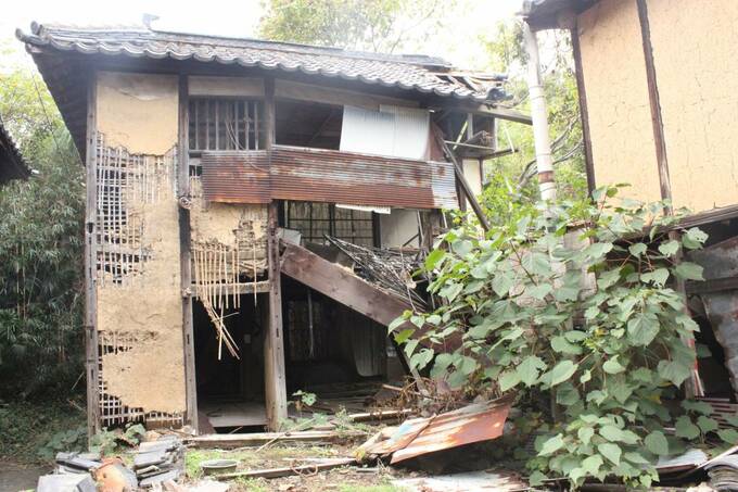 廃墟となった民家