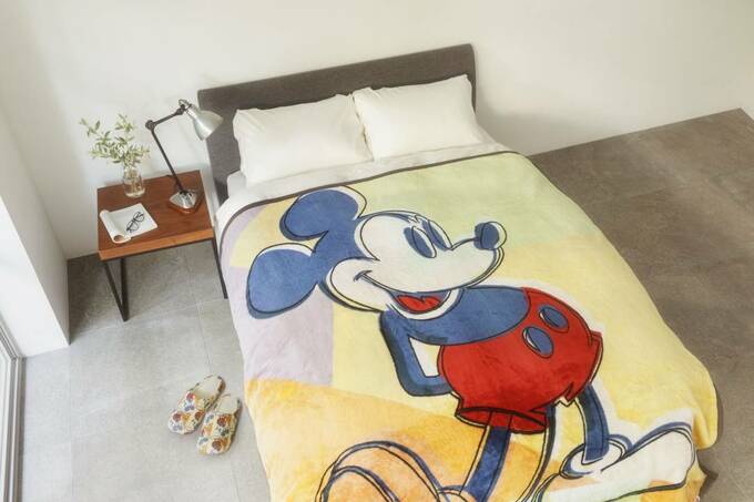 ベッドにミッキーのヒートテック毛布