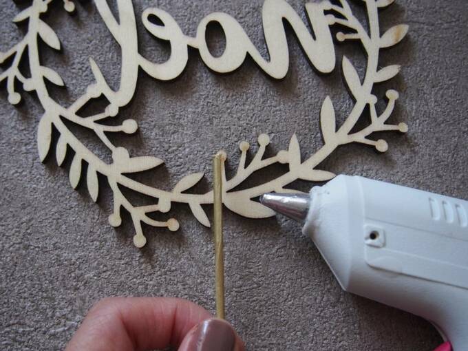 グルーガンを竹串を当てている場所に