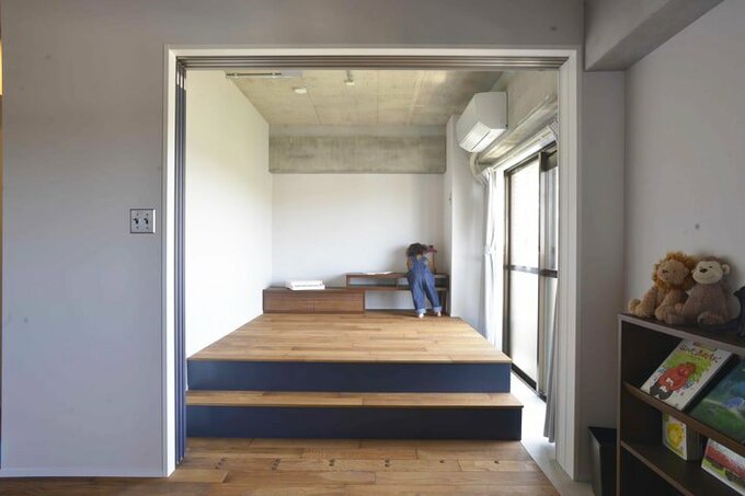 小上がりを備えた洋室