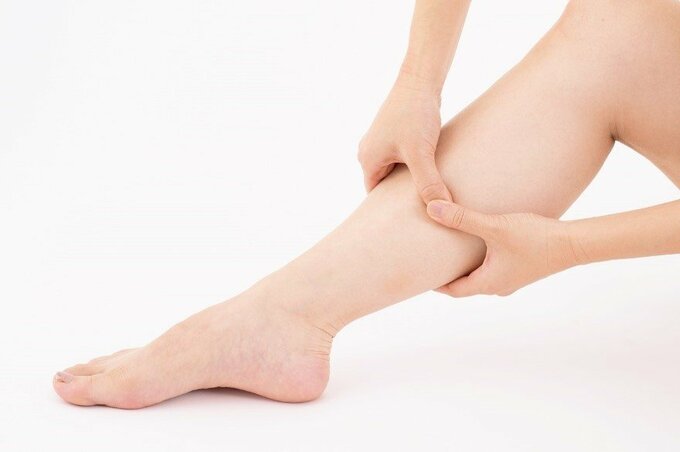 両手親指で漏谷を押す様子