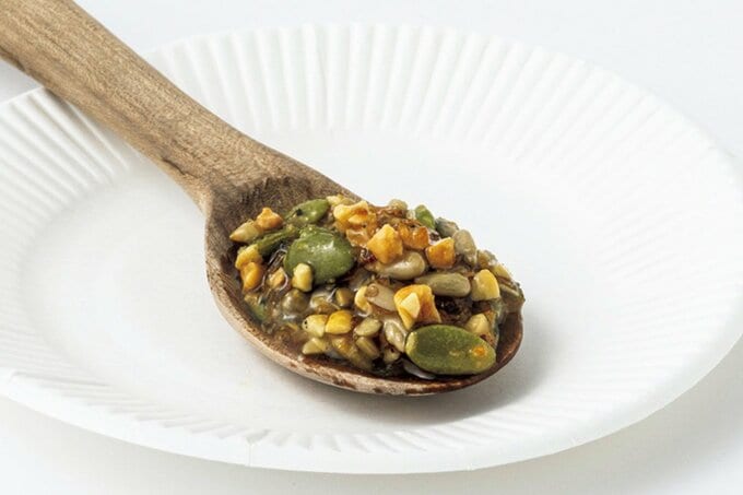 スプーンにのせたナッツソース