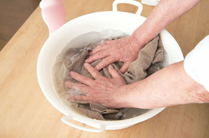 ウールのパンツを型崩れなく家で手洗いする方法 | ESSEonline（エッセ 