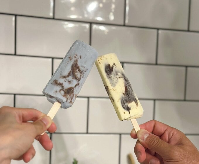 アイスクリームをそれぞれ1本ずつ持っている様子