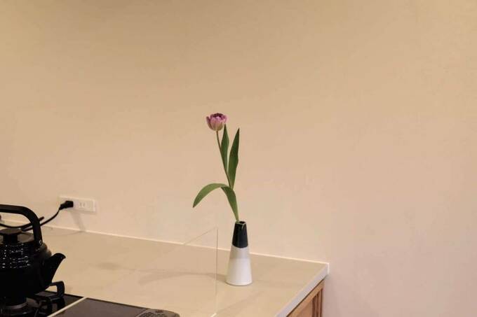 一輪挿しとチューリップ