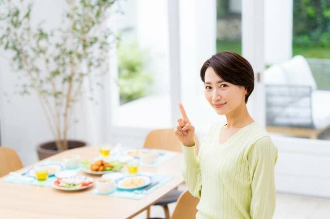 おすすめをする女性