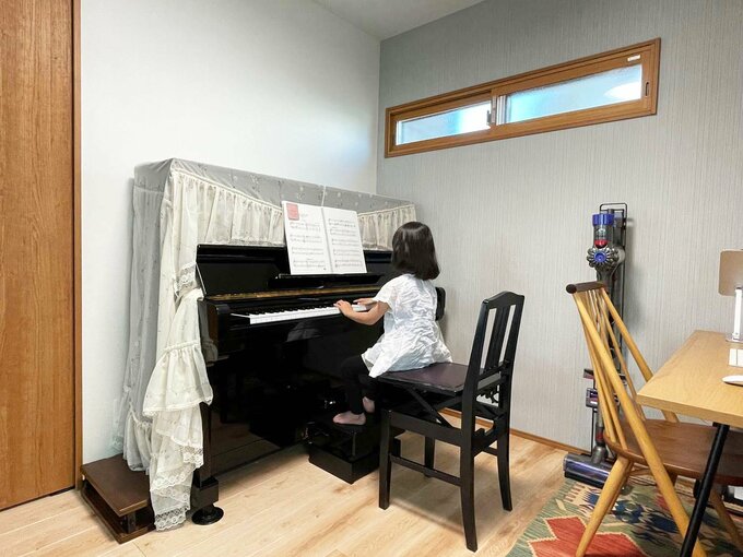 ピアノを弾く子ども