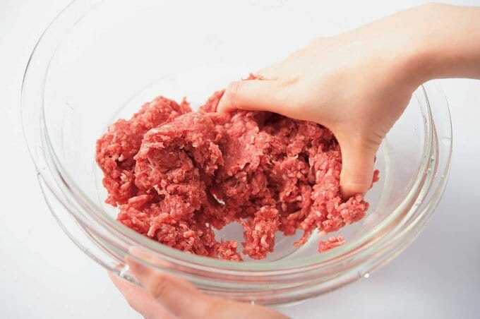 ボウルに入ったタネを練る