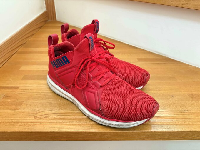 赤いランニングシューズ