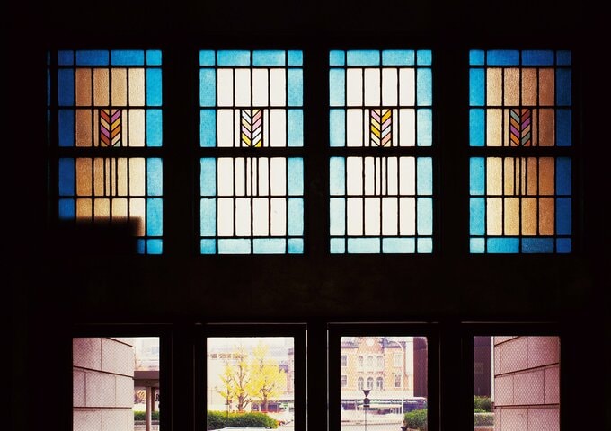 玄関上部のステンドグラス。現在の建物ではなかなか見られない美しい装飾も近代建築を見る楽しみのひとつでした。