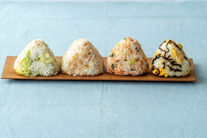左から、やみつきキャベツのおにぎり、カツオ節 ×マヨのおにぎり、鮭とごま油のおにぎり、卵と塩昆布のおにぎり