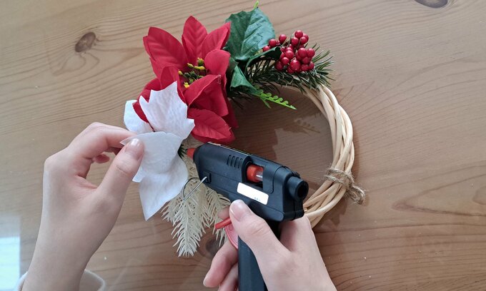 クリスマス＆お正月に兼用できる「リース」のつくり方。100円グッズで簡単にハンドメイド | ESSEonline（エッセ オンライン）