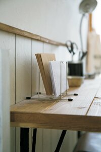 まな板スタンドに封筒をサイズ別に立てて