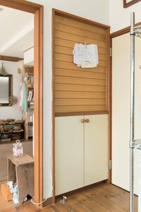 子どもの絵は ピンチではさんで 壁につるす