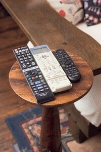 リビングで使うテレビなどのリモコンは、サイドテーブルの上にひとまとめに