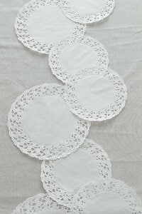 レースペーパーのテーブルランナー