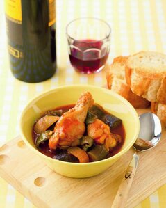 手羽元のラタトゥイユ風ガーリックトースト添え